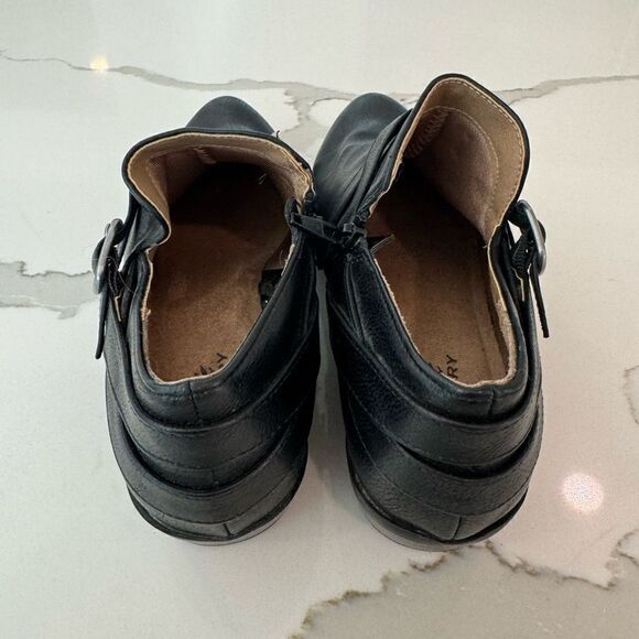 Black booties size 7.5 - Picture 2 of 7